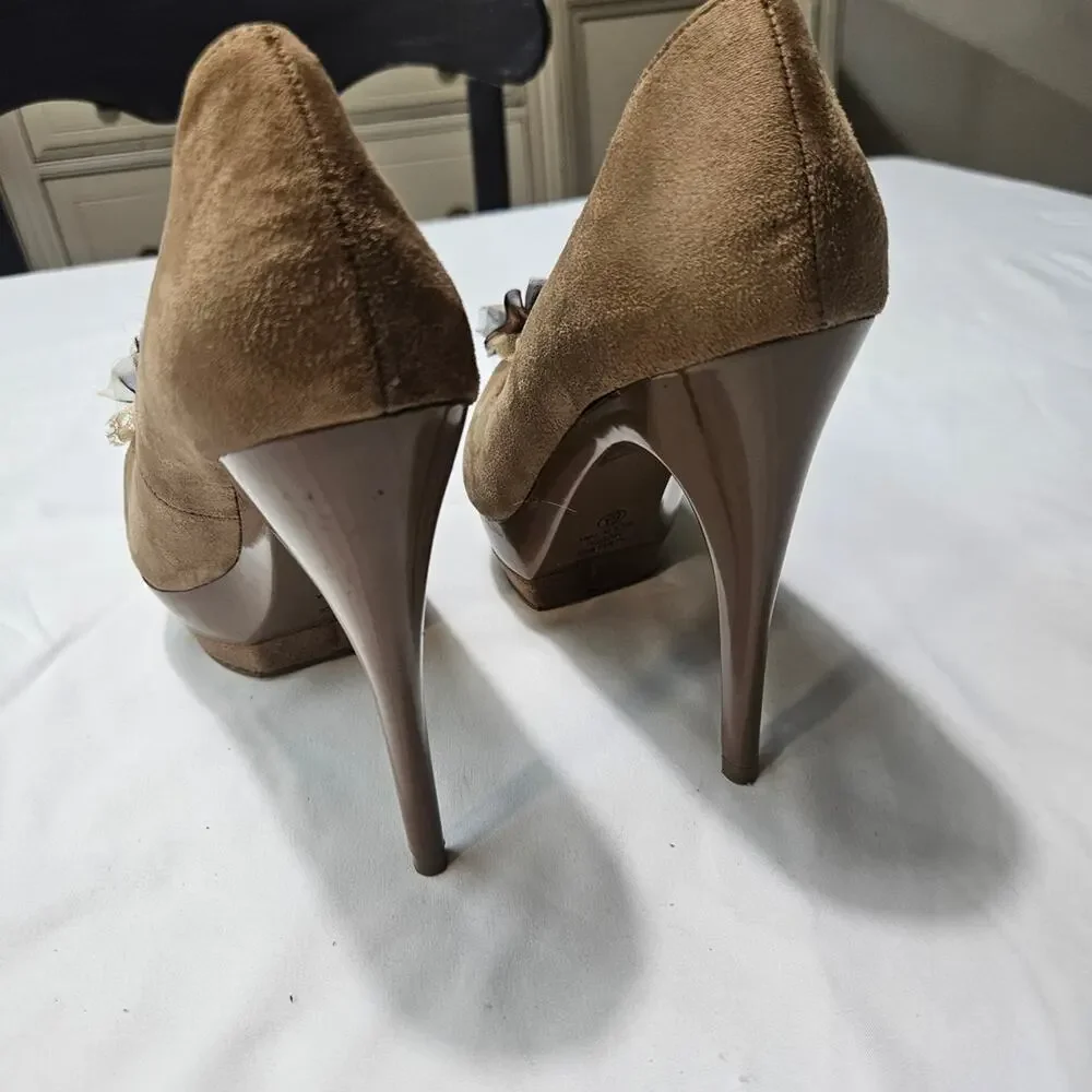 Heart in D Taupe Peep Toe Platform Stiletto Heels Floral Detail sz 6 1/2